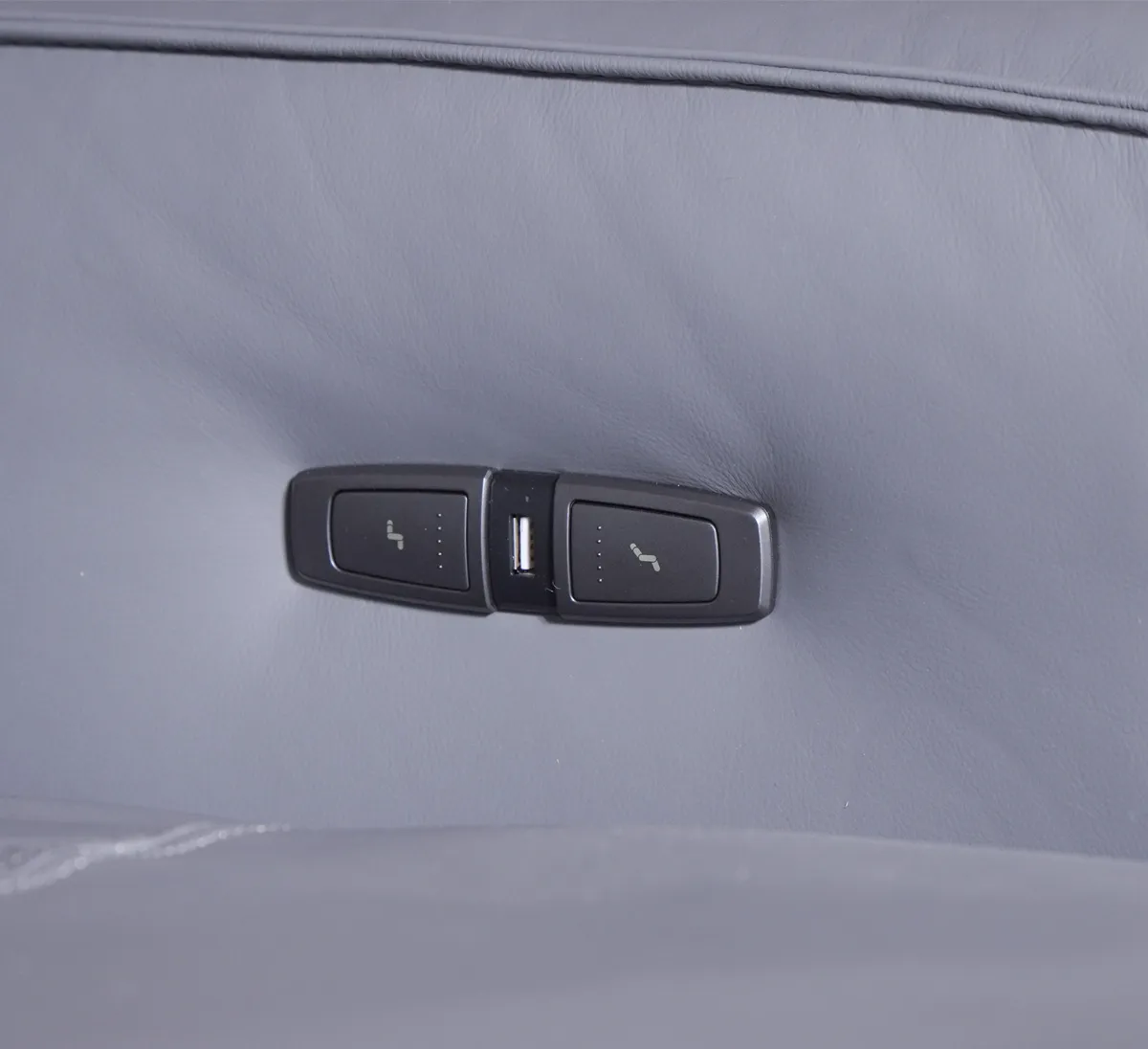 Диван угловой правый Fortis MAN WAH с реклайнером